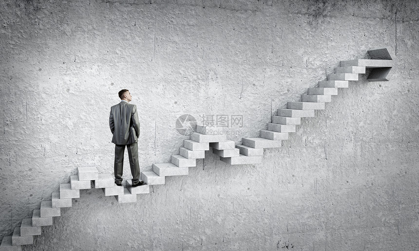上职业阶梯轻的商人走上楼梯,成长进步的象征图片