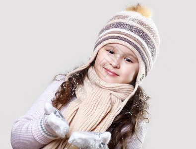 可爱的小女孩穿冬天的衣服图片