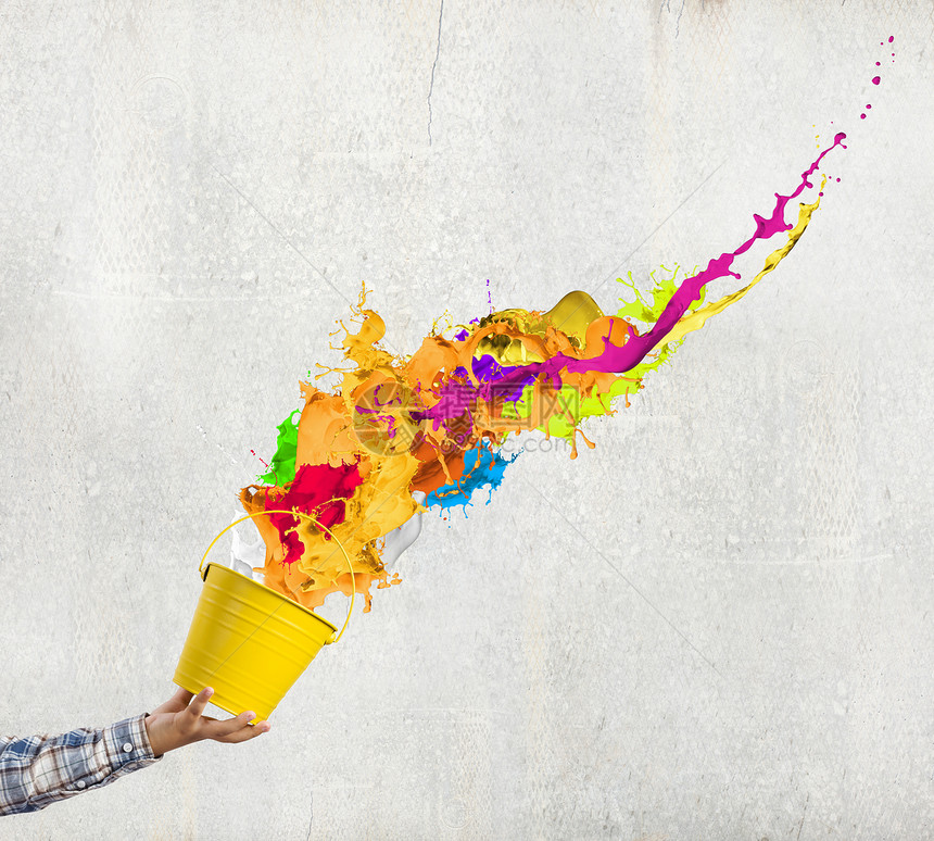 创造思维近距离的手水桶里溅出五颜六色的油漆图片