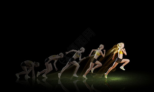 跑步的女人穿着黑色背景的运动服全速前进图片