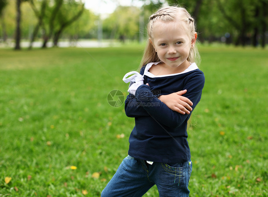绿色夏季公园里的小快乐女孩图片