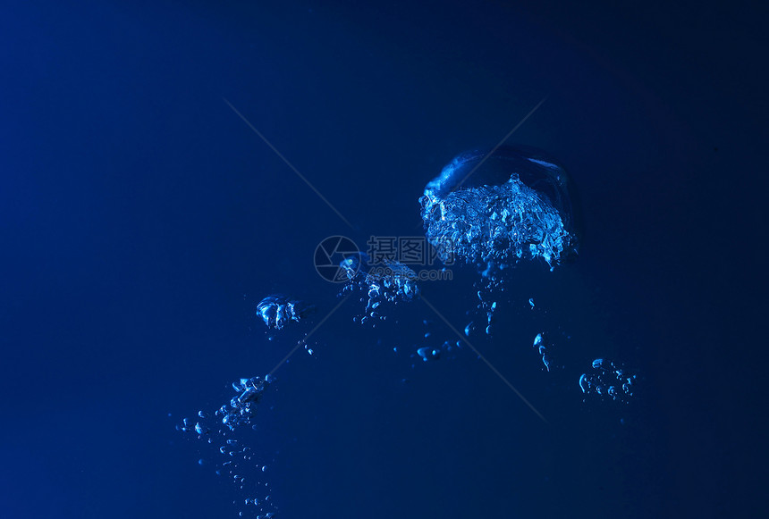 水溅干净的蓝色水溅深蓝色的背景上图片