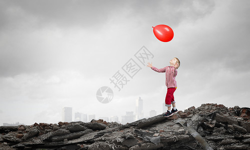 粗心快乐的孩子小可爱的男孩快乐地玩着五颜六色的气球高清图片