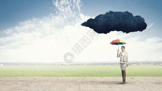 带彩虹伞的女人轻的女商人乌云下带着五颜六色的雨伞图片