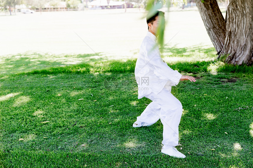 练泰国气的帅哥夏天公园里练泰拳的帅哥图片