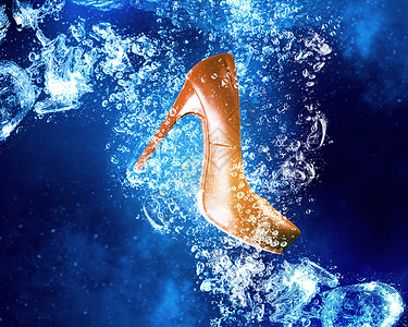 水下的鞋子高跟鞋清澈的蓝色水中下沉图片