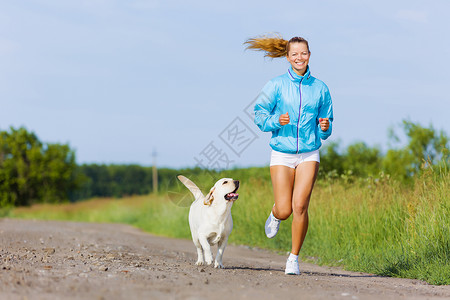年轻健康的女孩户外跑步图片