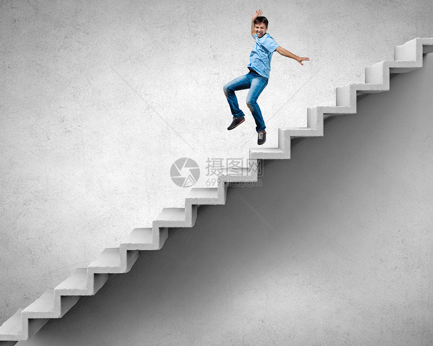 上职业阶梯轻人走楼梯上,代表着成功的图片
