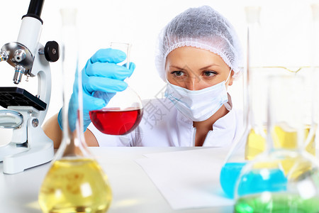 化学实验室的轻女科学家图片