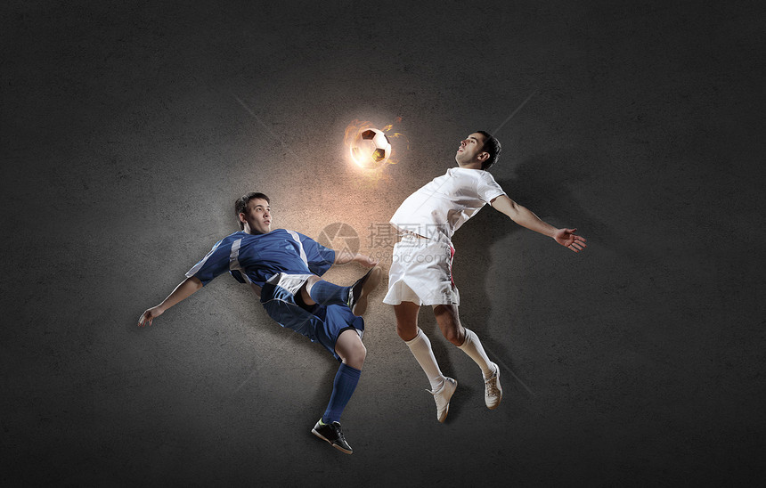 足球运动员两名足球运动员跳跃中争球图片