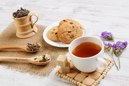 草药茶饼干木桌上各种草药茶高清图片
