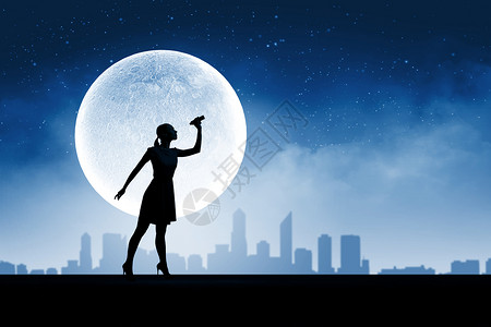 月亮上小天使带望远镜的女人女背景上用大满月的双筒望远镜看的轮廓设计图片