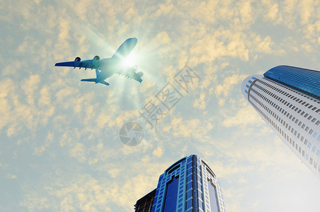 航空城市城市上空的飞机飞过摩天大楼背景