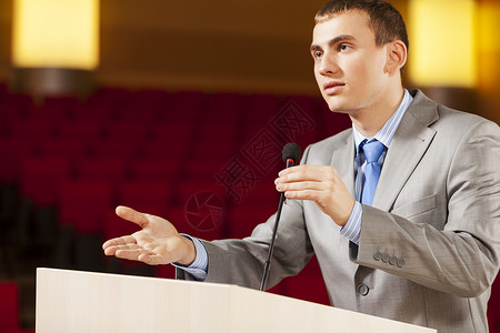 演讲辩论商人站舞台上为观众报道演讲者舞台上背景