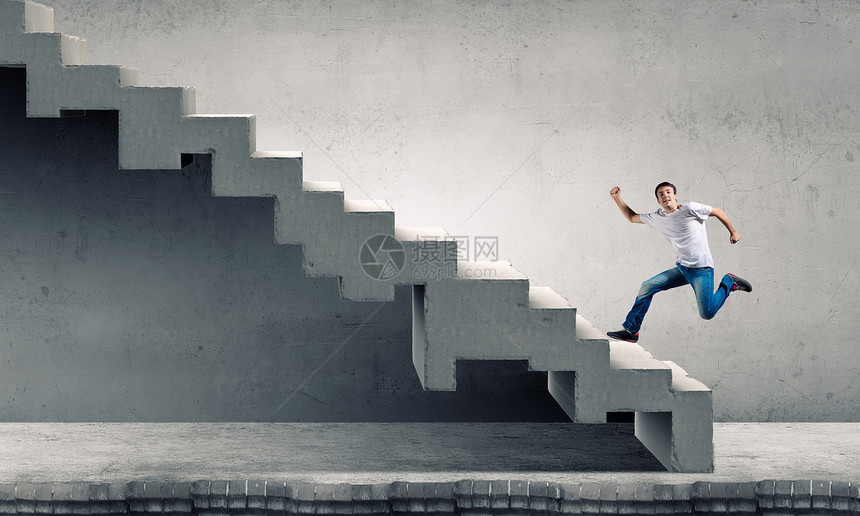 上职业阶梯轻人走楼梯上,代表着成功的图片