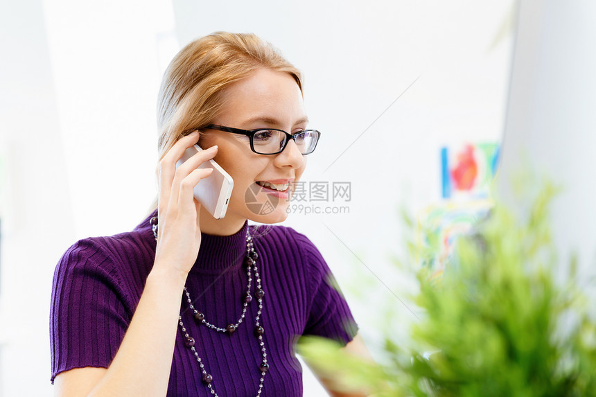 办公室里的商务女士着手机轻的商务女办公室着手机图片