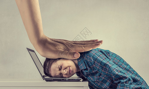 工作的压力下女程序员用手按住笔记本电脑高清图片