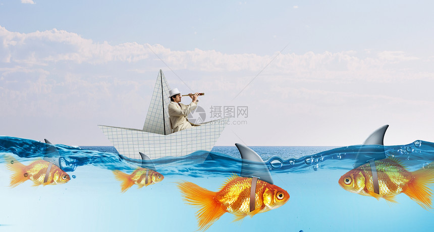 为你的生意冒虚假风险当商人漂浮纸船上,鲨鱼水中似乎金鱼时,假威胁的图片