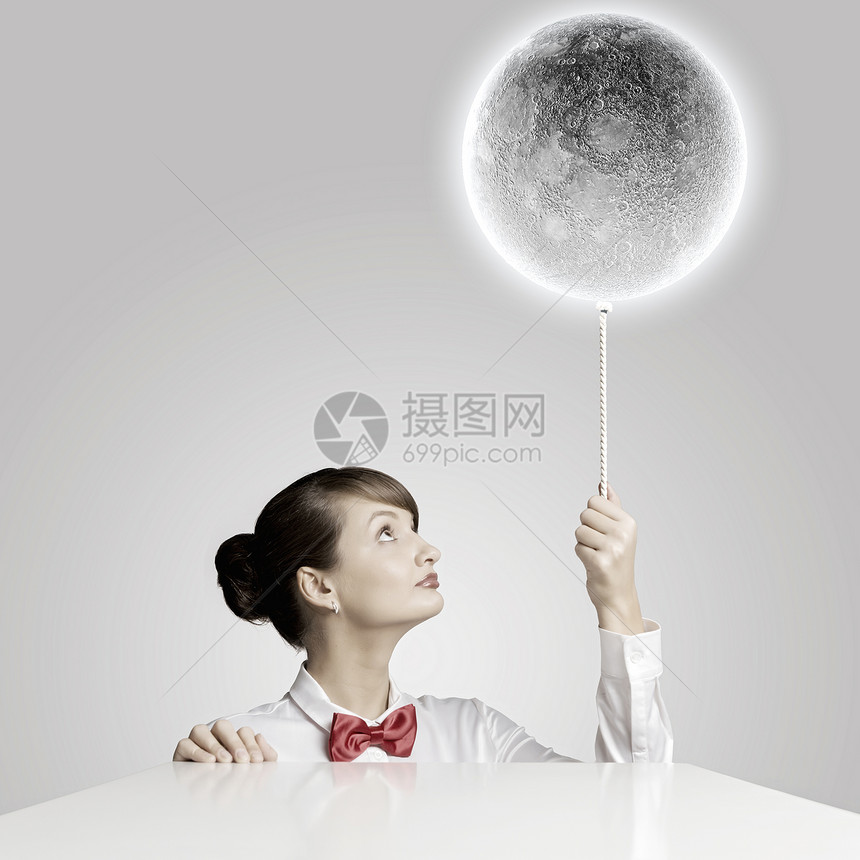 月亮的女人轻的女人着气球,颜色像月亮星球图片