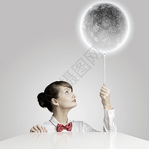 月亮的女人轻的女人着气球,颜色像月亮星球图片