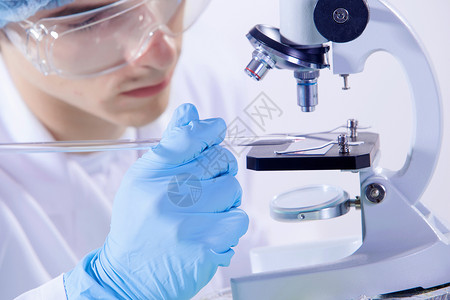 制药的科学家用显微镜实验室工作背景