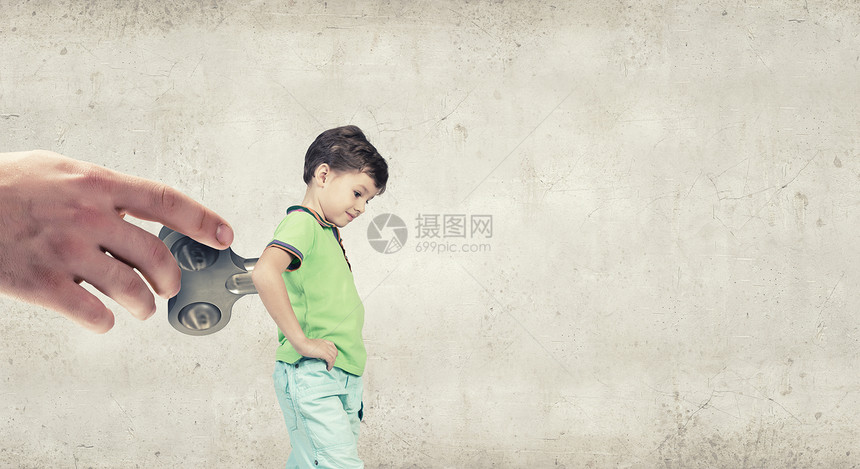 多动快乐的孩子小可爱的活跃男孩背上钥匙图片