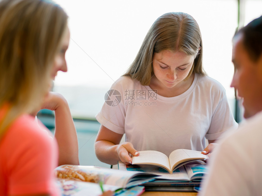 十几岁的女孩图书馆读书带书的十几岁女孩图片