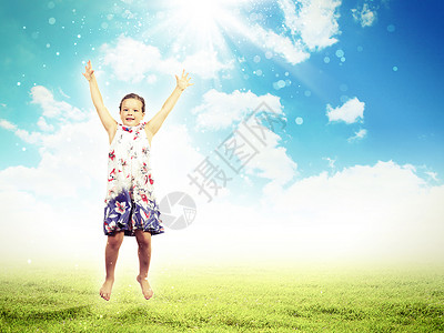 快乐的孩子跳跃小女孩大自然背景下跳跃举手的照片图片