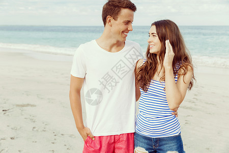 浪漫的轻夫妇站海滩上浪漫的轻夫妇站海滩上互相看着图片
