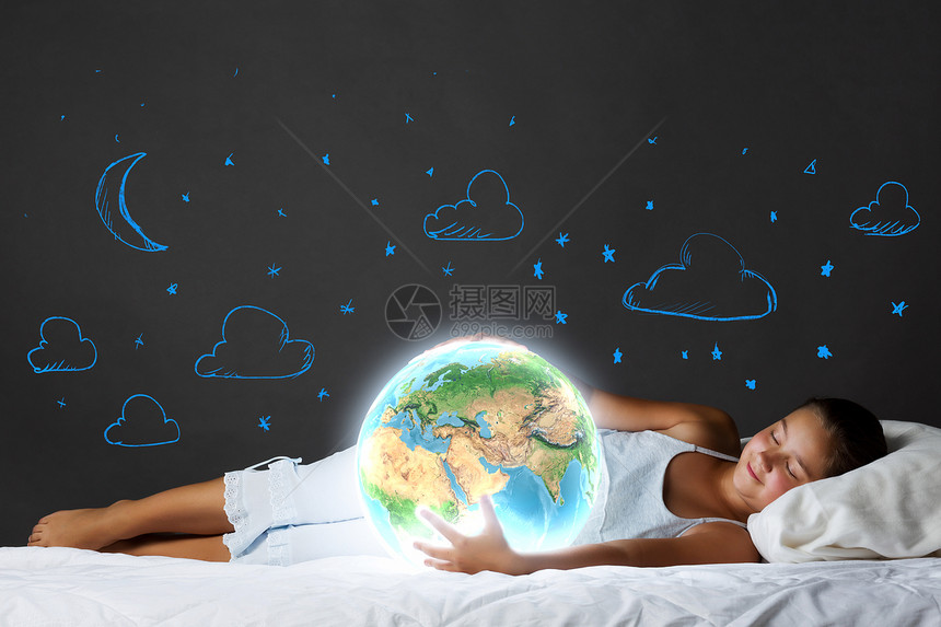 晚上梦可爱的女孩睡床上看着地球这幅图像的元素由美国宇航局提供的图片