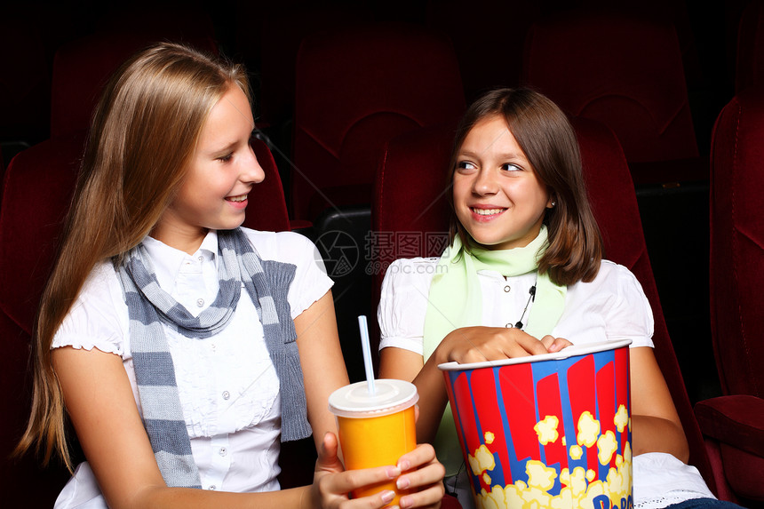 两个轻女孩电影院看电影图片