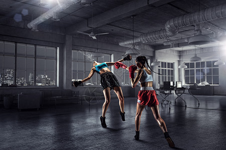 女孩子们办公室拳击两个轻漂亮的女人办公室内部拳击图片