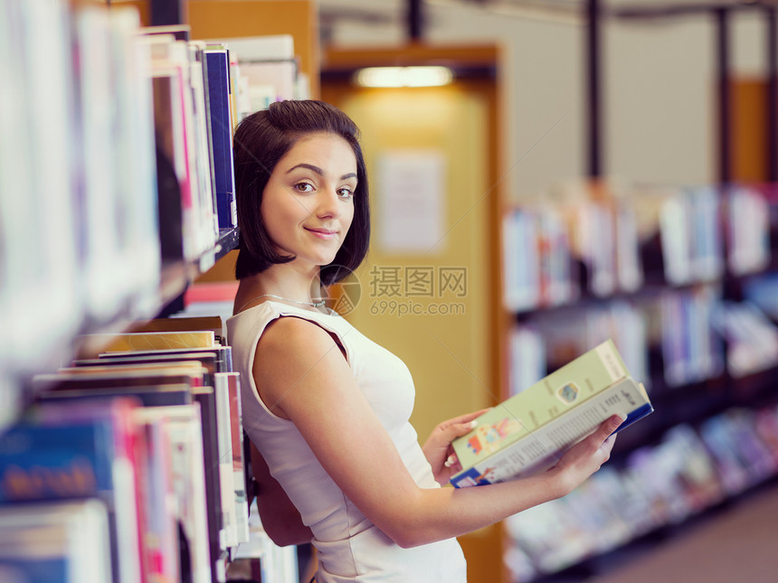 图书馆里快乐的女学生图片
