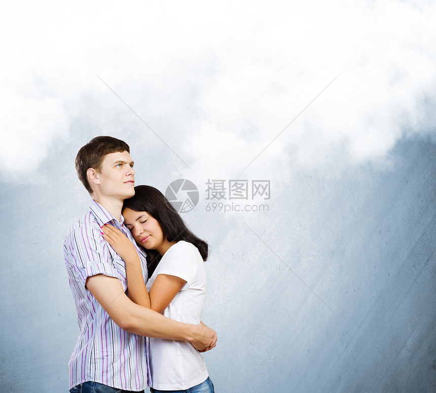 轻的家庭轻的夫妇互相拥抱,梦想未来图片