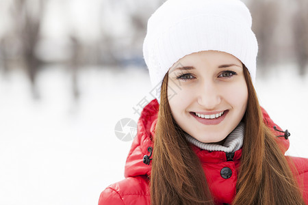 冬天树林里散步的美丽微笑的女人冬天的散步图片