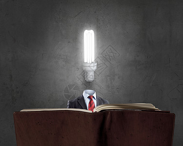 读书商人用灯泡代替头,手里着打开的书图片