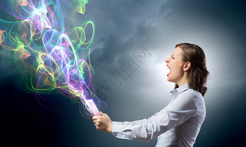 妇女展示平板电脑吸引力的轻女人用平板电脑五颜六色的灯设备中熄灭背景图片