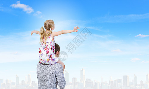 父亲女儿快乐的女儿坐她父亲的肩膀上图片