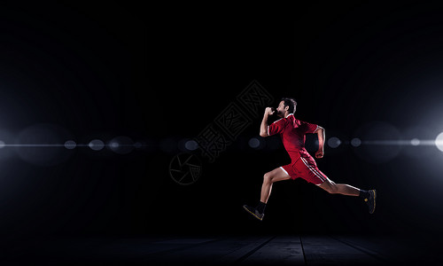 冲刺奔跑穿着红色运动服的跑步者在黑色上全速前进背景