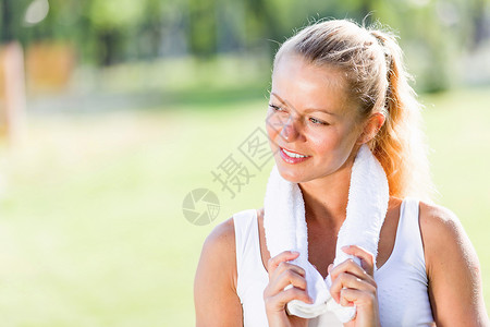 户外锻炼轻迷人的运动女孩公园,脖子上毛巾图片