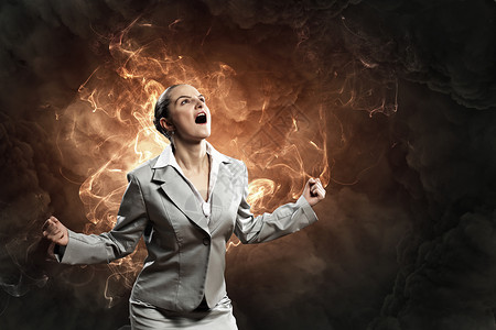 愤怒的女商人愤怒的女商人烟雾弥漫的背景下尖叫图片