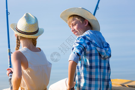 鱼竿的男孩女孩男孩女孩带着钓鱼竿码头钓鱼图片