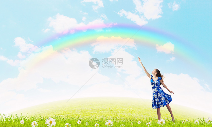 快乐的轻女人梦想天空中飞翔自由的伟大日子图片