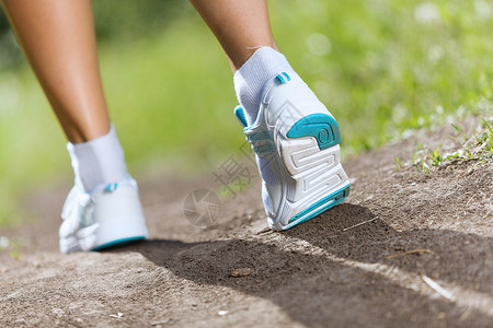 运动女人路上奔跑的女脚图片