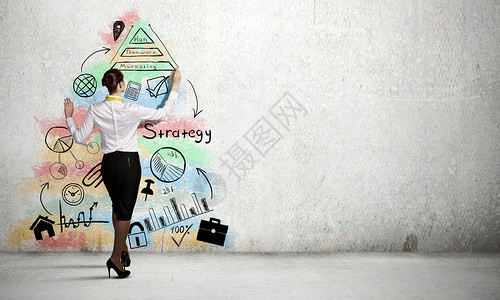 商业战略规划女商人墙上画商业草图的背图片