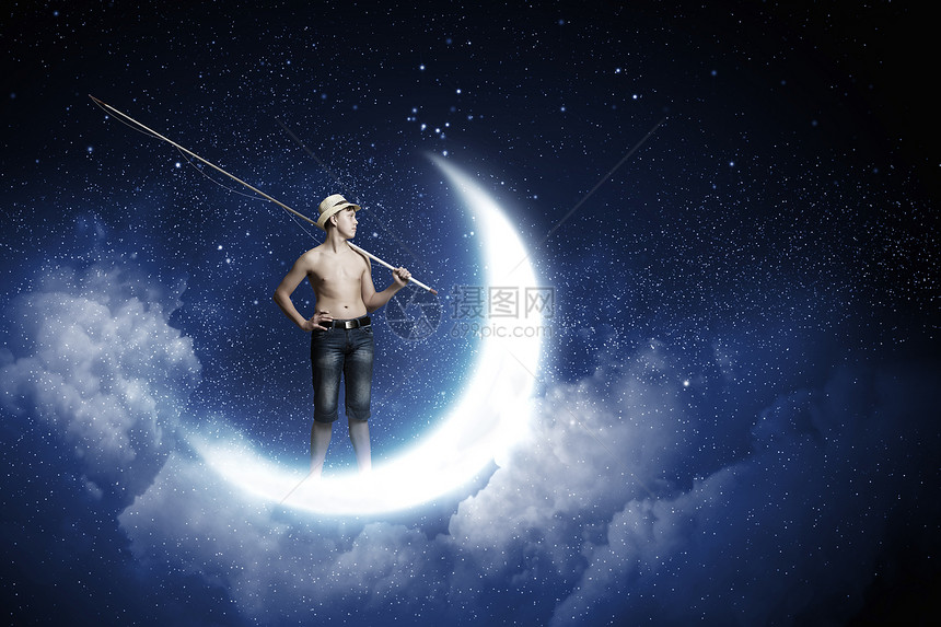 小渔夫小男孩着钓鱼竿站月亮上图片