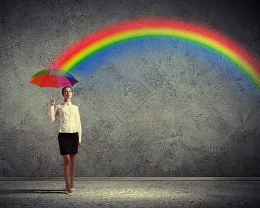 轻的商人着雨伞穿着西装的轻商务女士站着着雨伞图片