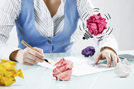 创造力的女人工作近景的女商人坐桌子上寻找好主意图片