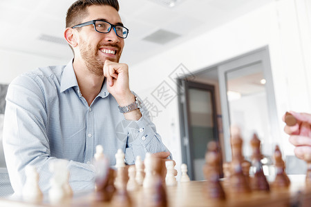轻人下棋轻的商人办公室下棋图片
