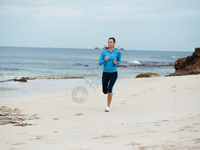 运动的轻女人海边跑步图片